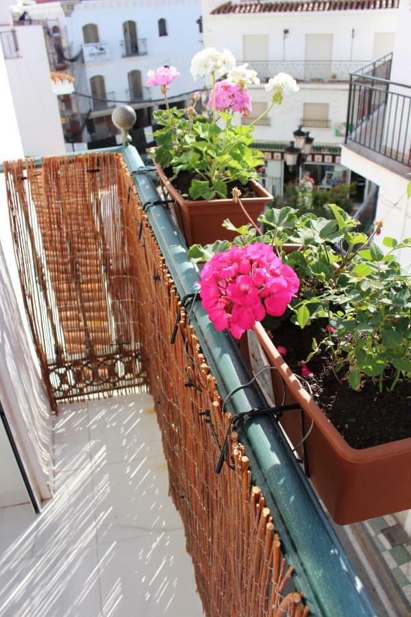 Apartamentos Eduardo Rico 内尔哈 外观 照片